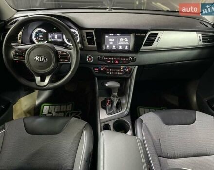 Серый Киа Niro, объемом двигателя 1.58 л и пробегом 176 тыс. км за 17800 $, фото 6 на Automoto.ua