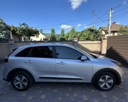 Серый Киа Niro, объемом двигателя 1.58 л и пробегом 122 тыс. км за 15800 $, фото 4 на Automoto.ua