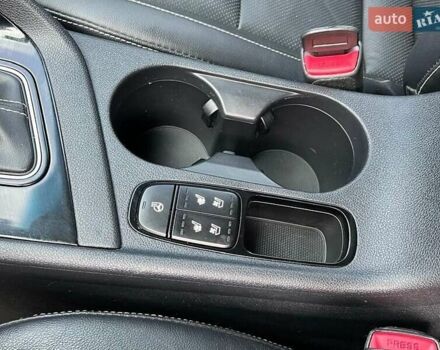 Сірий Кіа Niro, об'ємом двигуна 1.58 л та пробігом 92 тис. км за 17450 $, фото 13 на Automoto.ua