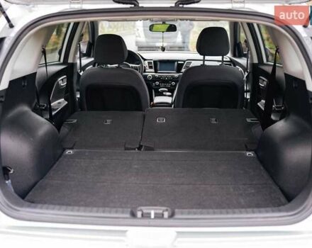 Сірий Кіа Niro, об'ємом двигуна 1.58 л та пробігом 227 тис. км за 14500 $, фото 12 на Automoto.ua