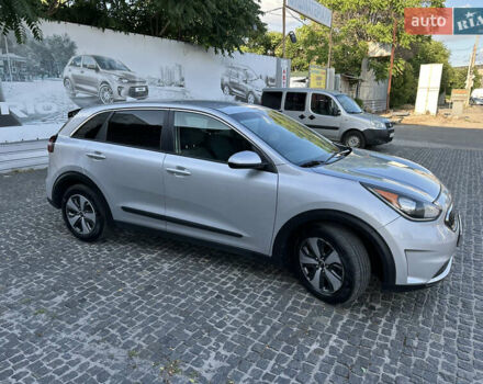 Сірий Кіа Niro, об'ємом двигуна 1.58 л та пробігом 79 тис. км за 15499 $, фото 8 на Automoto.ua