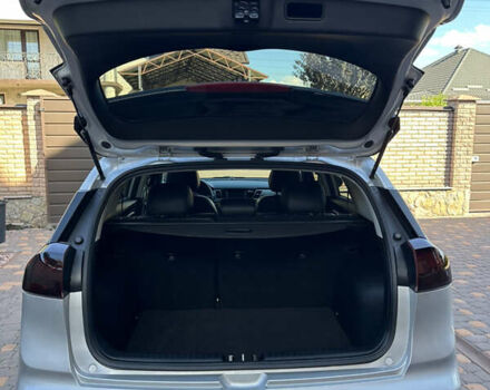 Серый Киа Niro, объемом двигателя 1.58 л и пробегом 122 тыс. км за 15800 $, фото 10 на Automoto.ua