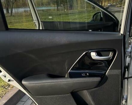 Сірий Кіа Niro, об'ємом двигуна 1.58 л та пробігом 144 тис. км за 16450 $, фото 26 на Automoto.ua