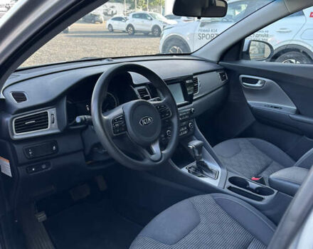 Сірий Кіа Niro, об'ємом двигуна 1.58 л та пробігом 79 тис. км за 15499 $, фото 4 на Automoto.ua