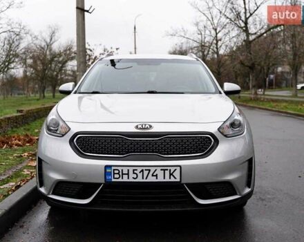 Сірий Кіа Niro, об'ємом двигуна 1.58 л та пробігом 227 тис. км за 14500 $, фото 5 на Automoto.ua