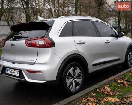 Сірий Кіа Niro, об'ємом двигуна 1.58 л та пробігом 227 тис. км за 14500 $, фото 23 на Automoto.ua