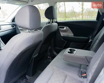 Сірий Кіа Niro, об'ємом двигуна 1.58 л та пробігом 227 тис. км за 14500 $, фото 18 на Automoto.ua