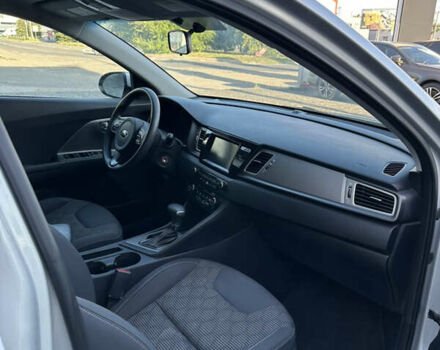Сірий Кіа Niro, об'ємом двигуна 1.58 л та пробігом 79 тис. км за 15499 $, фото 5 на Automoto.ua