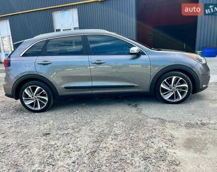Сірий Кіа Niro, об'ємом двигуна 1.58 л та пробігом 92 тис. км за 17450 $, фото 2 на Automoto.ua