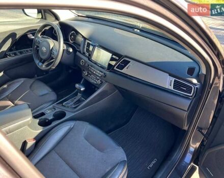Серый Киа Niro, объемом двигателя 1.58 л и пробегом 288 тыс. км за 14500 $, фото 9 на Automoto.ua