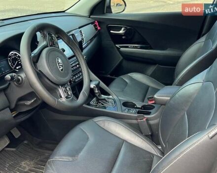 Сірий Кіа Niro, об'ємом двигуна 1.58 л та пробігом 92 тис. км за 17450 $, фото 9 на Automoto.ua