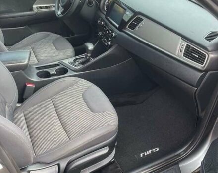 Серый Киа Niro, объемом двигателя 1.58 л и пробегом 140 тыс. км за 15500 $, фото 5 на Automoto.ua