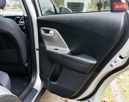 Сірий Кіа Niro, об'ємом двигуна 1.58 л та пробігом 227 тис. км за 14500 $, фото 17 на Automoto.ua