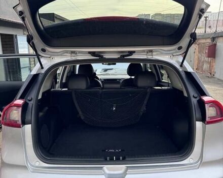 Сірий Кіа Niro, об'ємом двигуна 1.58 л та пробігом 64 тис. км за 17000 $, фото 16 на Automoto.ua