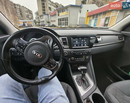 Серый Киа Niro, объемом двигателя 1.58 л и пробегом 143 тыс. км за 17500 $, фото 14 на Automoto.ua