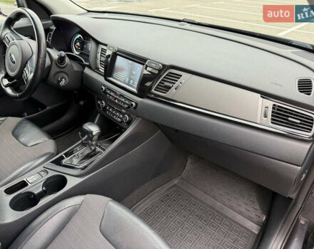 Серый Киа Niro, объемом двигателя 1.58 л и пробегом 162 тыс. км за 17000 $, фото 24 на Automoto.ua