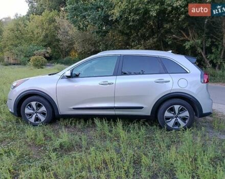 Сірий Кіа Niro, об'ємом двигуна 1.58 л та пробігом 165 тис. км за 15777 $, фото 8 на Automoto.ua