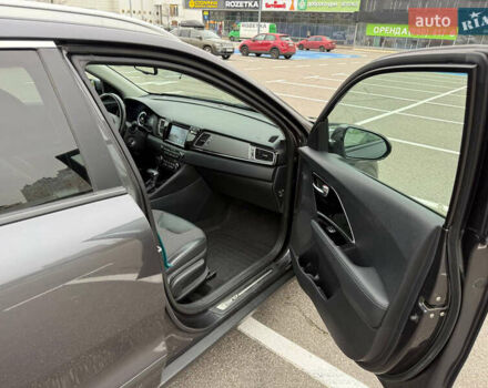 Серый Киа Niro, объемом двигателя 1.58 л и пробегом 162 тыс. км за 17000 $, фото 27 на Automoto.ua