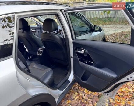 Сірий Кіа Niro, об'ємом двигуна 1.58 л та пробігом 64 тис. км за 17000 $, фото 9 на Automoto.ua