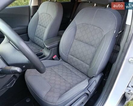 Сірий Кіа Niro, об'ємом двигуна 1.58 л та пробігом 165 тис. км за 15777 $, фото 9 на Automoto.ua