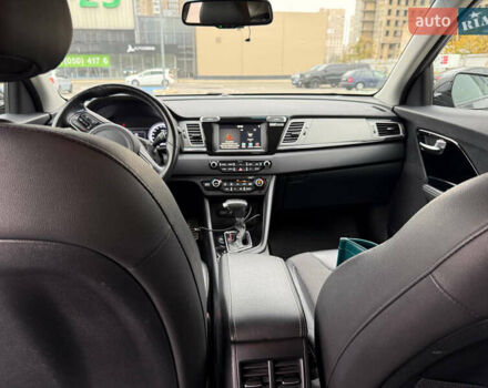 Серый Киа Niro, объемом двигателя 1.58 л и пробегом 162 тыс. км за 17000 $, фото 8 на Automoto.ua