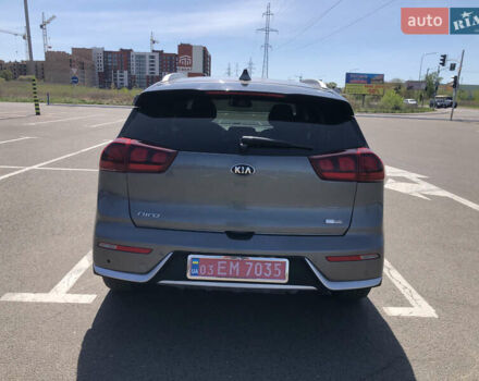 Сірий Кіа Niro, об'ємом двигуна 1.6 л та пробігом 180 тис. км за 17500 $, фото 1 на Automoto.ua