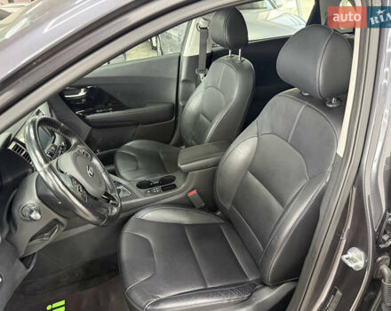 Серый Киа Niro, объемом двигателя 1.58 л и пробегом 98 тыс. км за 20999 $, фото 12 на Automoto.ua