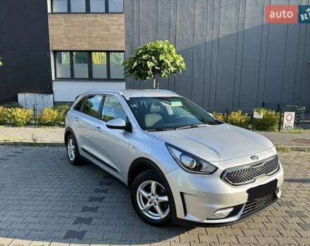 Серый Киа Niro, объемом двигателя 1.59 л и пробегом 77 тыс. км за 15200 $, фото 3 на Automoto.ua