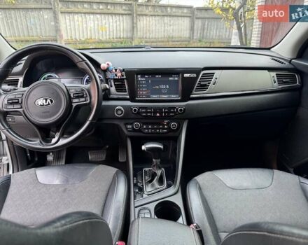 Сірий Кіа Niro, об'ємом двигуна 1.58 л та пробігом 64 тис. км за 17000 $, фото 11 на Automoto.ua