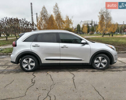 Серый Киа Niro, объемом двигателя 1.58 л и пробегом 143 тыс. км за 17500 $, фото 3 на Automoto.ua