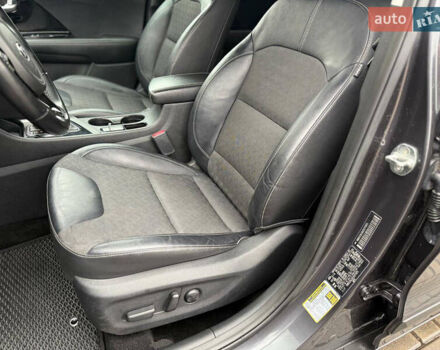 Серый Киа Niro, объемом двигателя 1.58 л и пробегом 152 тыс. км за 14500 $, фото 5 на Automoto.ua