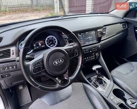 Сірий Кіа Niro, об'ємом двигуна 1.58 л та пробігом 64 тис. км за 17000 $, фото 10 на Automoto.ua