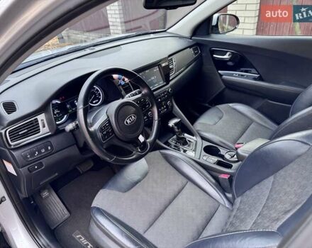 Сірий Кіа Niro, об'ємом двигуна 1.58 л та пробігом 64 тис. км за 17000 $, фото 12 на Automoto.ua