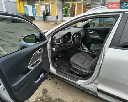 Серый Киа Niro, объемом двигателя 1.58 л и пробегом 143 тыс. км за 17500 $, фото 11 на Automoto.ua