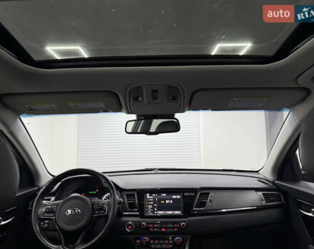 Серый Киа Niro, объемом двигателя 1.58 л и пробегом 98 тыс. км за 20999 $, фото 7 на Automoto.ua