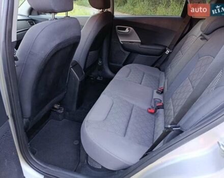 Сірий Кіа Niro, об'ємом двигуна 1.58 л та пробігом 165 тис. км за 15777 $, фото 15 на Automoto.ua