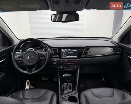 Серый Киа Niro, объемом двигателя 1.58 л и пробегом 98 тыс. км за 20999 $, фото 6 на Automoto.ua
