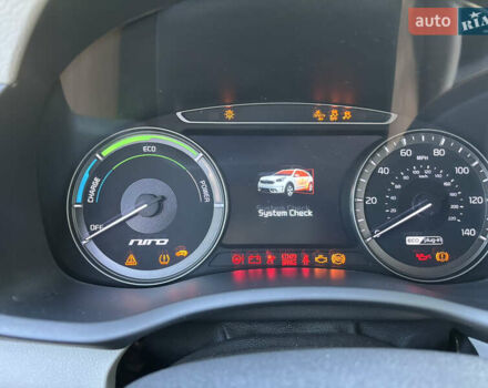 Серый Киа Niro, объемом двигателя 1.6 л и пробегом 40 тыс. км за 20500 $, фото 1 на Automoto.ua