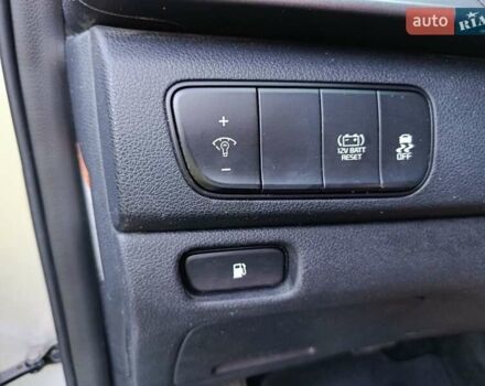 Сірий Кіа Niro, об'ємом двигуна 1.58 л та пробігом 165 тис. км за 15777 $, фото 21 на Automoto.ua