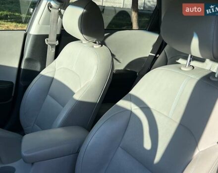 Серый Киа Niro, объемом двигателя 1.58 л и пробегом 135 тыс. км за 17999 $, фото 16 на Automoto.ua