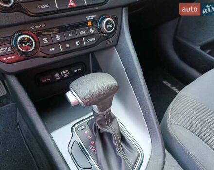 Сірий Кіа Niro, об'ємом двигуна 1.58 л та пробігом 165 тис. км за 15777 $, фото 20 на Automoto.ua