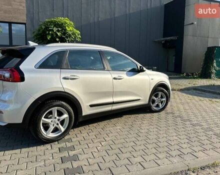 Серый Киа Niro, объемом двигателя 1.59 л и пробегом 77 тыс. км за 15200 $, фото 4 на Automoto.ua