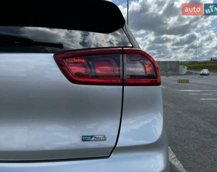 Сірий Кіа Niro, об'ємом двигуна 1.6 л та пробігом 60 тис. км за 18000 $, фото 16 на Automoto.ua