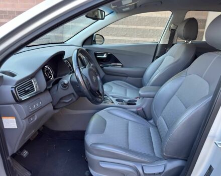 Сірий Кіа Niro, об'ємом двигуна 1.6 л та пробігом 69 тис. км за 13000 $, фото 7 на Automoto.ua