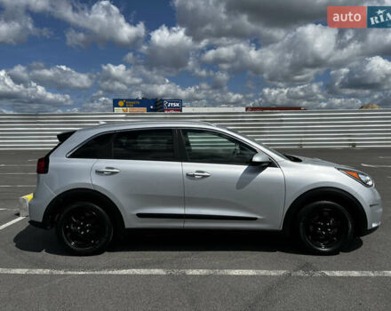 Сірий Кіа Niro, об'ємом двигуна 1.6 л та пробігом 60 тис. км за 18000 $, фото 5 на Automoto.ua