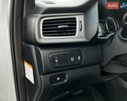 Сірий Кіа Niro, об'ємом двигуна 1.6 л та пробігом 60 тис. км за 18000 $, фото 29 на Automoto.ua