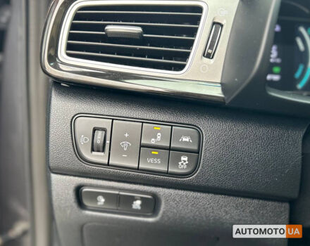 Серый Киа Niro, объемом двигателя 64 л и пробегом 115 тыс. км за 19900 $, фото 8 на Automoto.ua