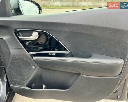 Серый Киа Niro, объемом двигателя 0 л и пробегом 70 тыс. км за 19350 $, фото 51 на Automoto.ua