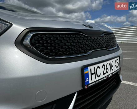 Сірий Кіа Niro, об'ємом двигуна 1.6 л та пробігом 60 тис. км за 18000 $, фото 10 на Automoto.ua
