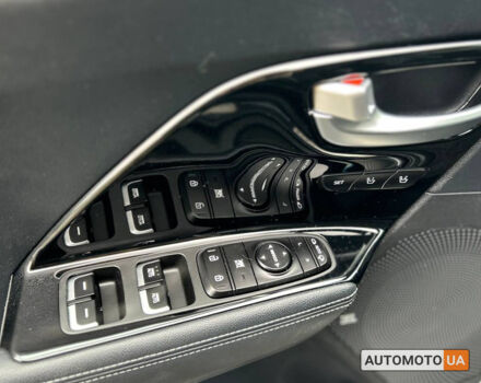 Серый Киа Niro, объемом двигателя 64 л и пробегом 115 тыс. км за 19900 $, фото 6 на Automoto.ua